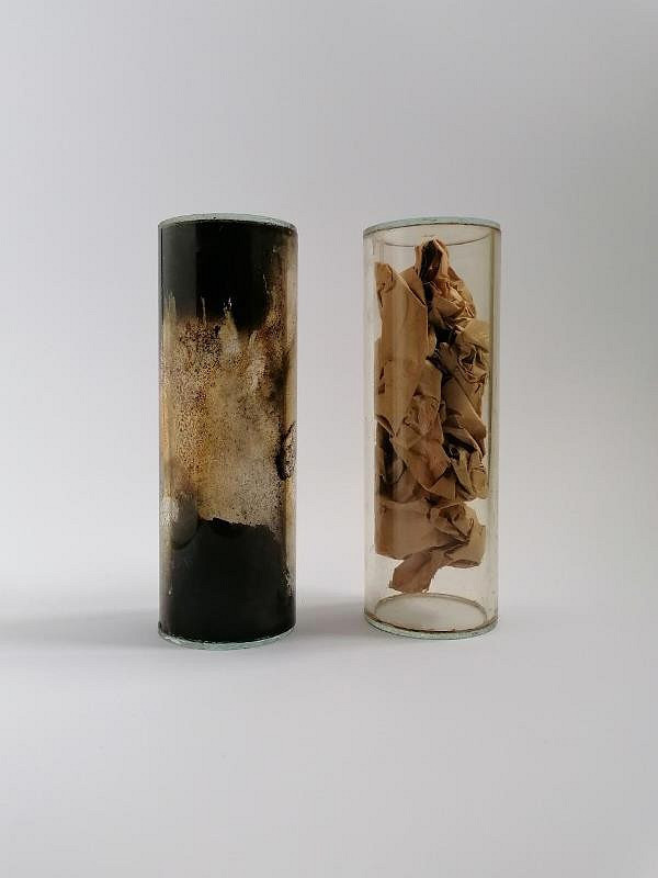 Dalibor Chatrný – Část papíru ponechaná, druhá část spálená 