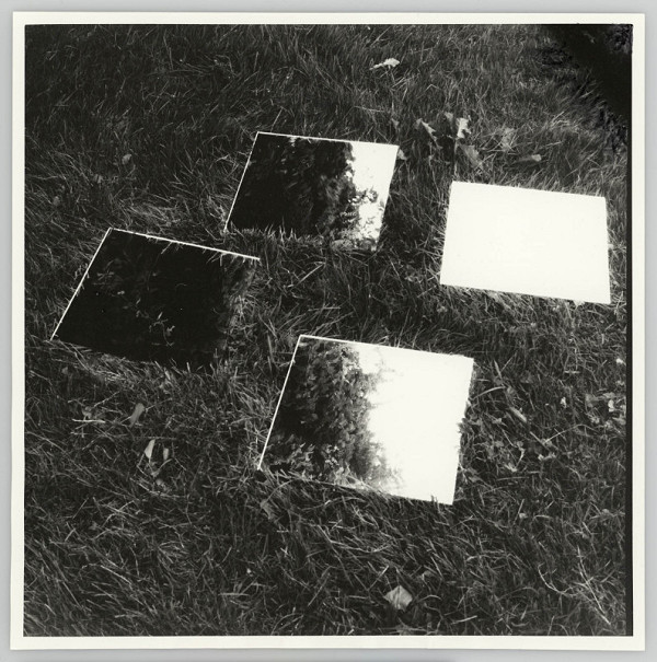 Alexandr Skalický – Objekty v trávě 3 