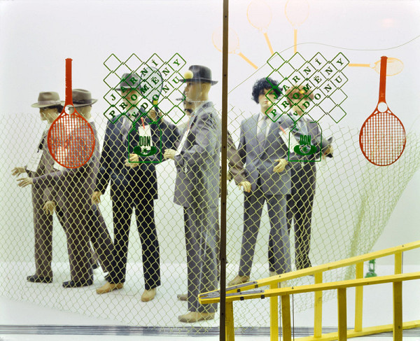 Milan Langer, Jaroslav Chmelík, Miroslav Podhrázský (fotograf) – Jarní proměny v Donu I, Výloha Módního domu DON v Hradci Králové 