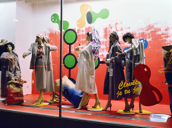 Milan Langer, Jaroslav Chmelík, Miroslav Podhrázský (fotograf) – Člověče, je tu jaro! II, Výloha Módního domu DON v Hradci Králové 