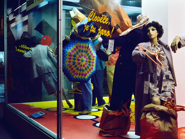 Milan Langer, Jaroslav Chmelík, Miroslav Podhrázský (fotograf) – Člověče, je tu jaro! III, Výloha Módního domu DON v Hradci Králové 