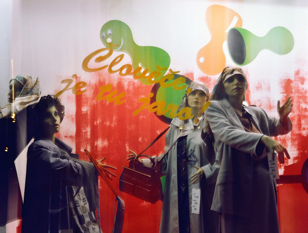 Milan Langer, Jaroslav Chmelík, Miroslav Podhrázský (fotograf) – Člověče, je tu jaro! V, Výloha Módního domu DON v Hradci Králové 