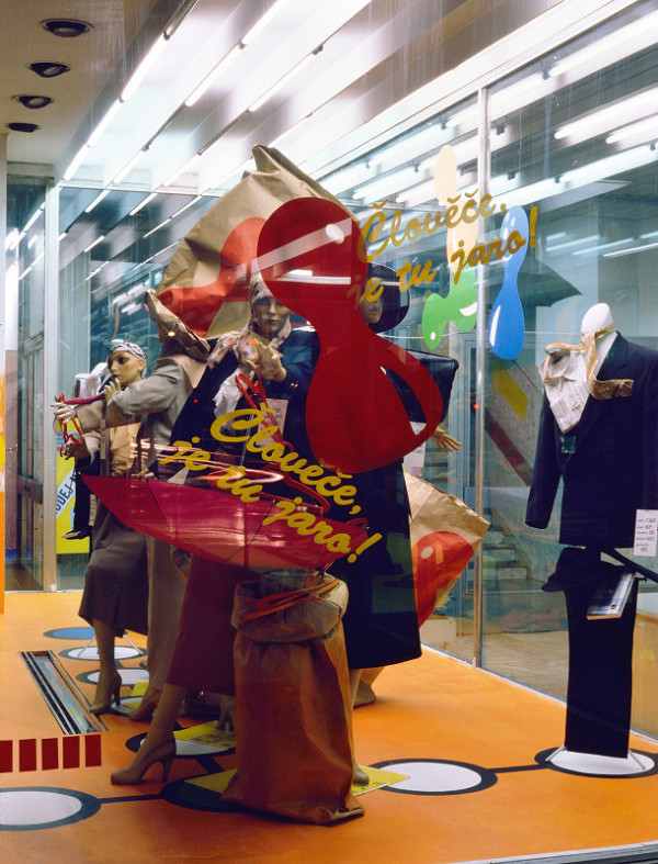 Milan Langer, Jaroslav Chmelík, Miroslav Podhrázský (fotograf) – Člověče, je tu jaro! VI, Výloha Módního domu DON v Hradci Králové 