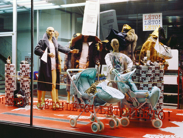 Milan Langer, Jaroslav Chmelík, Miroslav Podhrázský (fotograf) – Léto! Léto! Léto! I, Výloha Módního domu DON v Hradci Králové 