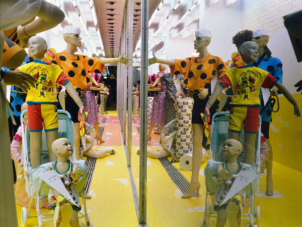 Milan Langer, Jaroslav Chmelík, Miroslav Podhrázský (fotograf) – Léto! Léto! Léto! II, Výloha Módního domu DON v Hradci Králové 