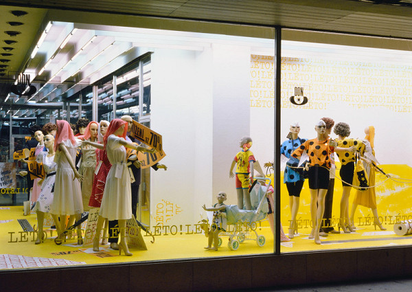 Milan Langer, Jaroslav Chmelík, Miroslav Podhrázský (fotograf) – Léto! Léto! Léto! IV, Výloha Módního domu DON v Hradci Králové 