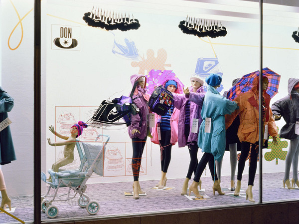 Milan Langer, Jaroslav Chmelík, Miroslav Podhrázský (fotograf) – Podzim (Napařovačka) II, Výloha Módního domu DON v Hradci Králové 