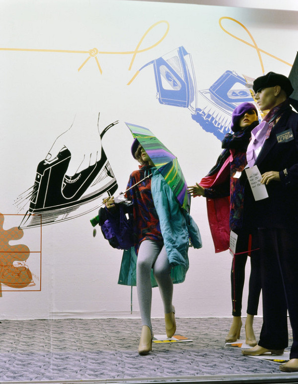 Milan Langer, Jaroslav Chmelík, Miroslav Podhrázský (fotograf) – Podzim (Napařovačka) III, Výloha Módního domu DON v Hradci Králové 