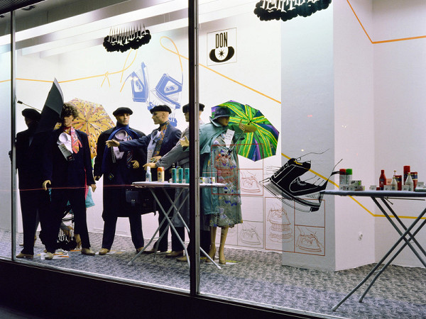 Milan Langer, Jaroslav Chmelík, Miroslav Podhrázský (fotograf) – Podzim (Napařovačka) IV, Výloha Módního domu DON v Hradci Králové 