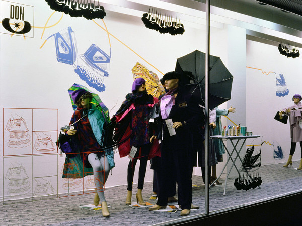 Milan Langer, Jaroslav Chmelík, Miroslav Podhrázský (fotograf) – Podzim (Napařovačka) V, Výloha Módního domu DON v Hradci Králové 