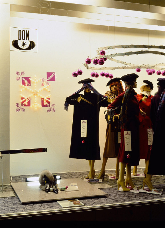 Milan Langer, Jaroslav Chmelík, Miroslav Podhrázský (fotograf) – Vánoce (Stromek) I, Výloha Módního domu DON v Hradci Králové 