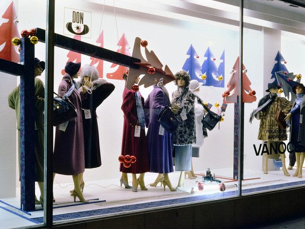 Milan Langer, Jaroslav Chmelík, Miroslav Podhrázský (fotograf) – Vánoce (Andělské zvonění) IV, Výloha Módního domu DON v Hradci Králové 