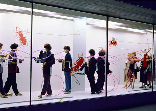 Milan Langer, Jaroslav Chmelík, Miroslav Podhrázský (fotograf) – Léto (V zajetí brouků) I, Výloha Módního domu DON v Hradci Králové 