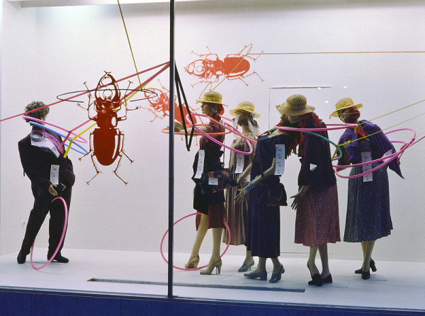 Milan Langer, Jaroslav Chmelík, Miroslav Podhrázský (fotograf) – Léto (V zajetí brouků) II, Výloha Módního domu DON v Hradci Králové 