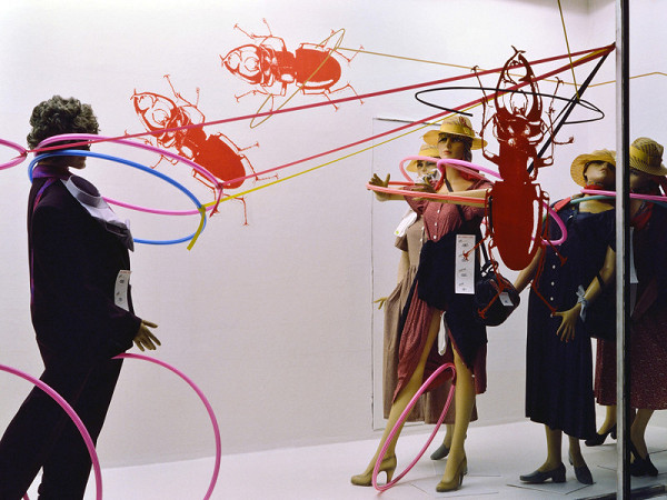 Milan Langer, Jaroslav Chmelík, Miroslav Podhrázský (fotograf) – Léto (V zajetí brouků) III, Výloha Módního domu DON v Hradci Králové 