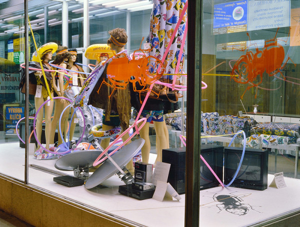 Milan Langer, Jaroslav Chmelík, Miroslav Podhrázský (fotograf) – Léto (V zajetí brouků) IV, Výloha Módního domu DON v Hradci Králové 