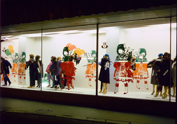 Milan Langer, Jaroslav Chmelík, Miroslav Podhrázský (fotograf) – Skotští dudáci, Výloha Módního domu DON v Hradci Králové 