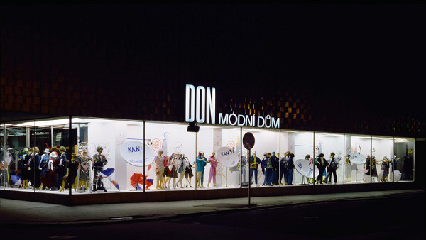 Milan Langer, Jaroslav Chmelík, Miroslav Podhrázský (fotograf) – Sólo pro léto II, Výloha Módního domu DON v Hradci Králové 
