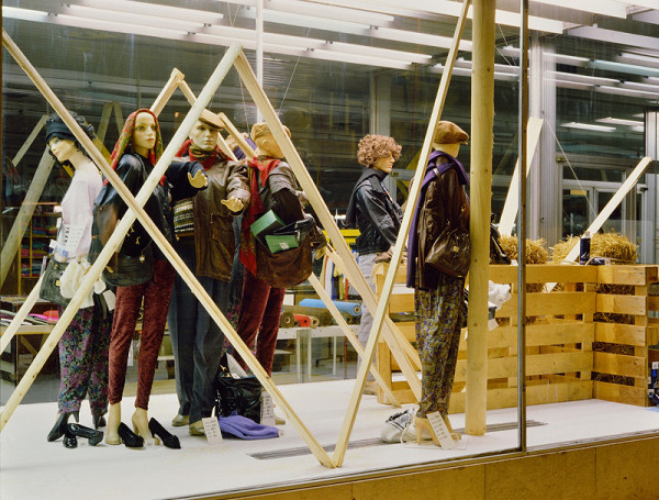 Milan Langer, Jaroslav Chmelík, Miroslav Podhrázský (fotograf) – Na statku (jaro?) I, Výloha Módního domu DON v Hradci Králové 