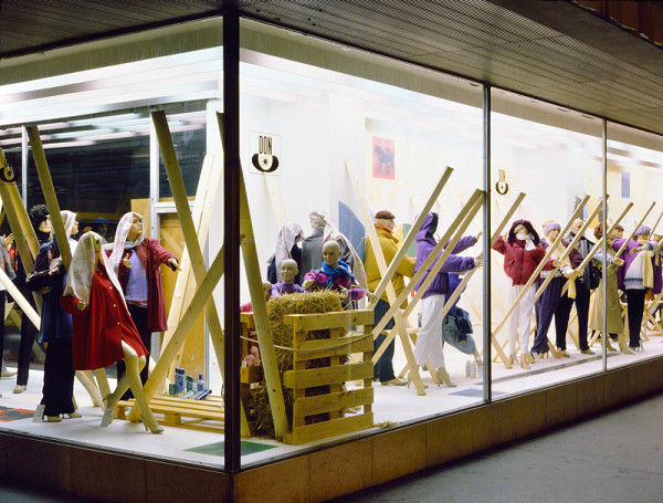 Milan Langer, Jaroslav Chmelík, Miroslav Podhrázský (fotograf) – Na statku (jaro?) III, Výloha Módního domu DON v Hradci Králové 