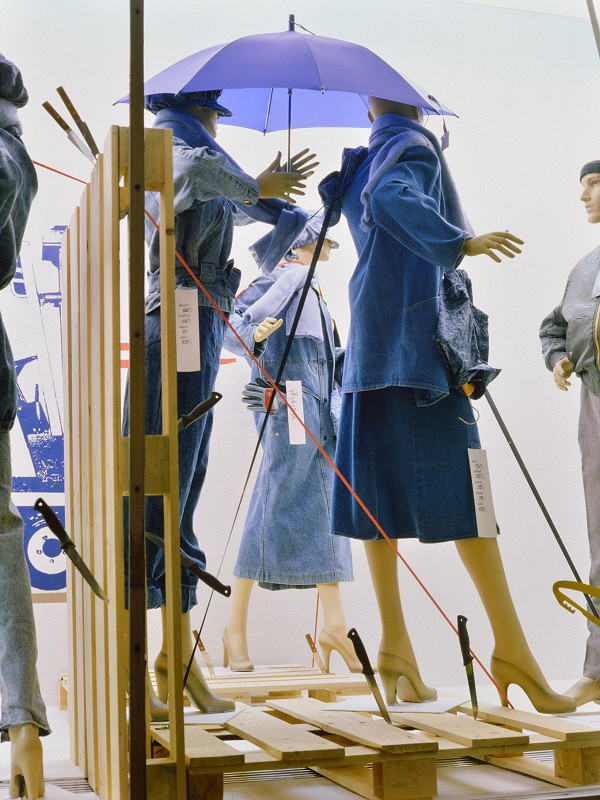 Milan Langer, Jaroslav Chmelík, Miroslav Podhrázský (fotograf) – Na statku (jaro?) IV, Výloha Módního domu DON v Hradci Králové 