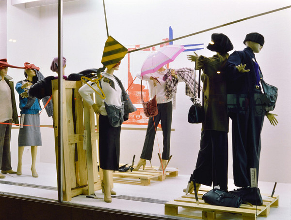 Milan Langer, Jaroslav Chmelík, Miroslav Podhrázský (fotograf) – Na statku (jaro?) V, Výloha Módního domu DON v Hradci Králové 