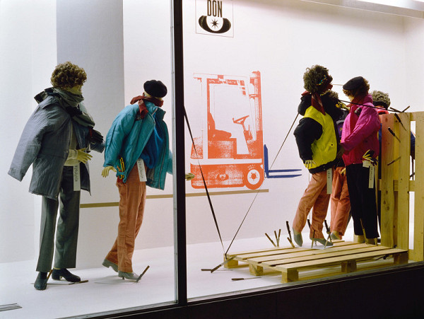 Milan Langer, Jaroslav Chmelík, Miroslav Podhrázský (fotograf) – Na statku (jaro?) VI, Výloha Módního domu DON v Hradci Králové 