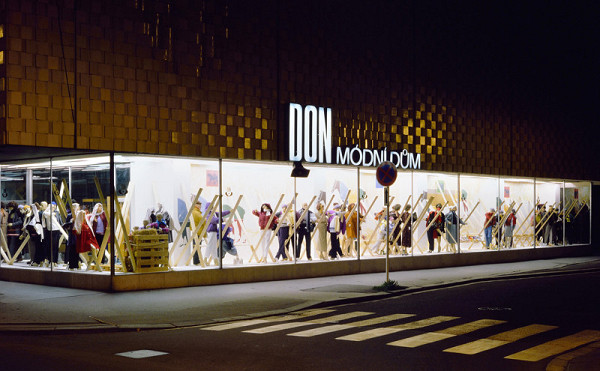 Milan Langer, Jaroslav Chmelík, Miroslav Podhrázský (fotograf) – Na statku (jaro?) VII, Výloha Módního domu DON v Hradci Králové 