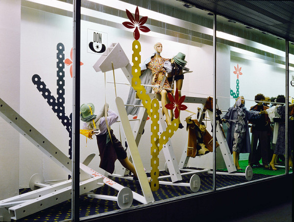 Milan Langer, Jaroslav Chmelík, Miroslav Podhrázský (fotograf) – Kaktusová stavebnice II, Výloha Módního domu DON v Hradci Králové 