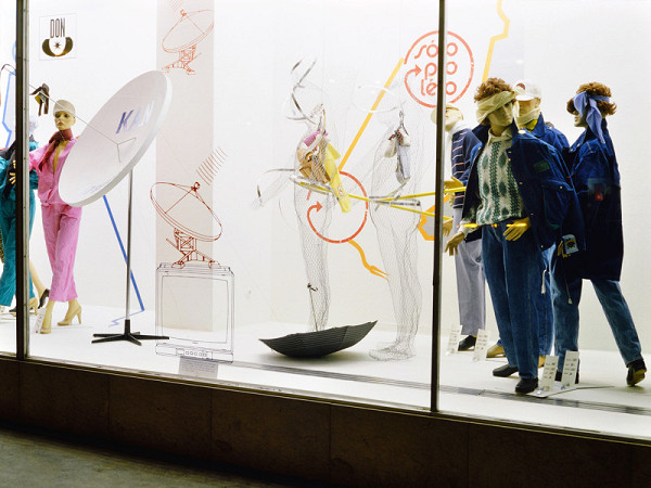 Milan Langer, Jaroslav Chmelík, Miroslav Podhrázský (fotograf) – Sólo pro léto III, Výloha Módního domu DON v Hradci Králové 