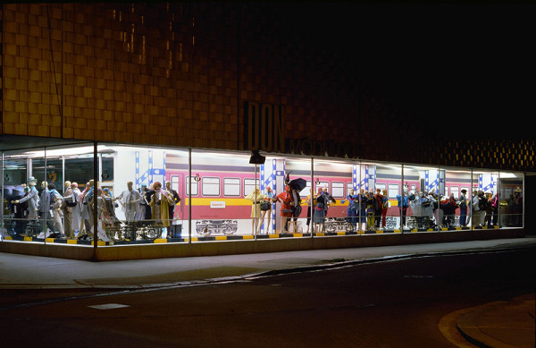 Milan Langer, Jaroslav Chmelík, Miroslav Podhrázský (fotograf) – Na cestu do Evropy I, Výloha Módního domu DON v Hradci Králové 