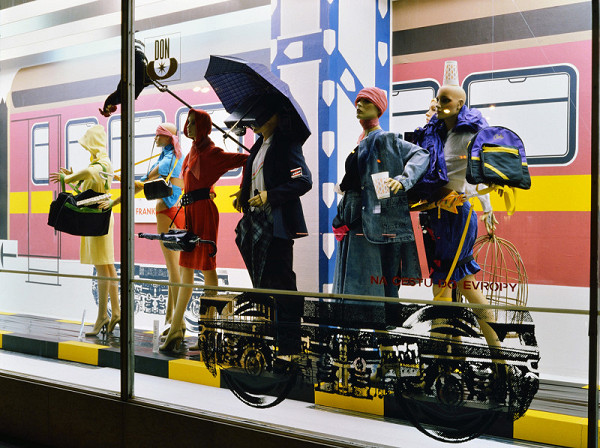 Milan Langer, Jaroslav Chmelík, Miroslav Podhrázský (fotograf) – Na cestu do Evropy II, Výloha Módního domu DON v Hradci Králové 