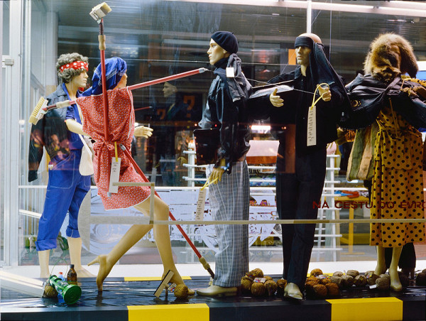 Milan Langer, Jaroslav Chmelík, Miroslav Podhrázský (fotograf) – Na cestu do Evropy III, Výloha Módního domu DON v Hradci Králové 