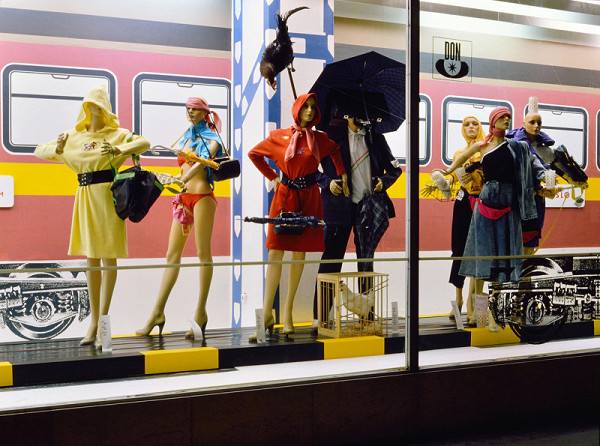 Milan Langer, Jaroslav Chmelík, Miroslav Podhrázský (fotograf) – Na cestu do Evropy IV, Výloha Módního domu DON v Hradci Králové 