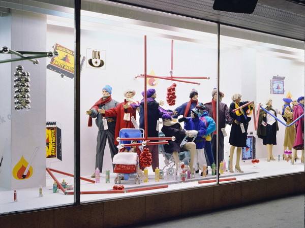 Milan Langer, Jaroslav Chmelík, Miroslav Podhrázský (fotograf) – Safety Match Christmas Tree I, Výloha Módního domu DON v Hradci Králové 