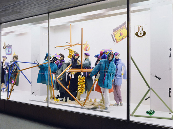 Milan Langer, Jaroslav Chmelík, Miroslav Podhrázský (fotograf) – Safety Match Christmas Tree II, Výloha Módního domu DON v Hradci Králové 