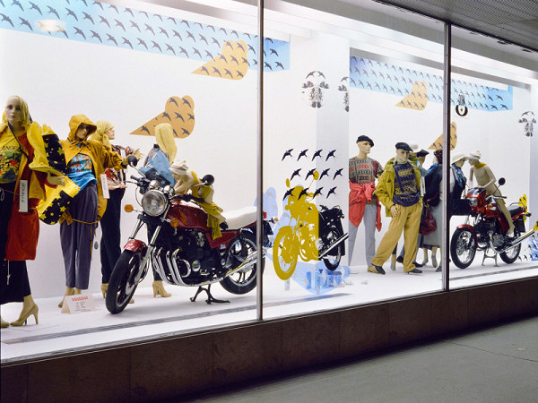 Milan Langer, Jaroslav Chmelík, Miroslav Podhrázský (fotograf) – Jedeme na motorce II, Výloha Módního domu DON v Hradci Králové 