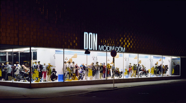 Milan Langer, Jaroslav Chmelík, Miroslav Podhrázský (fotograf) – Jedeme na motorce III, Výloha Módního domu DON v Hradci Králové