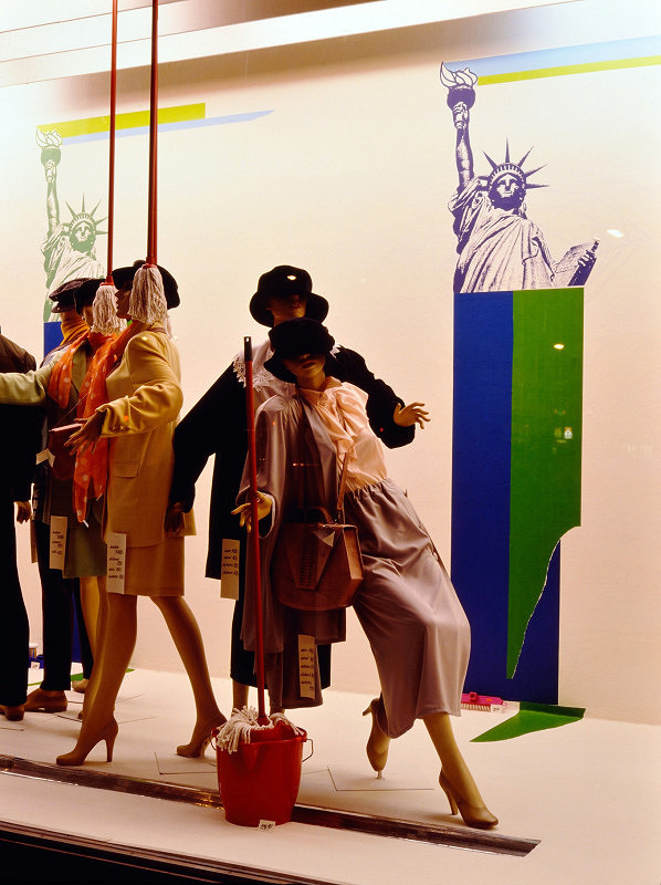 Milan Langer, Jaroslav Chmelík, Miroslav Podhrázský (fotograf) – Svoboda! New York (jaro?) I, Výloha Módního domu DON v Hradci Králové