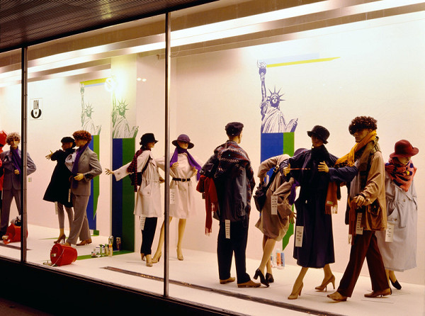 Milan Langer, Jaroslav Chmelík, Miroslav Podhrázský (fotograf) – Svoboda! New York (jaro?) II, Výloha Módního domu DON v Hradci Králové 