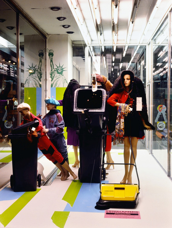 Milan Langer, Jaroslav Chmelík, Miroslav Podhrázský (fotograf) – Svoboda! New York (jaro?) III, Výloha Módního domu DON v Hradci Králové 