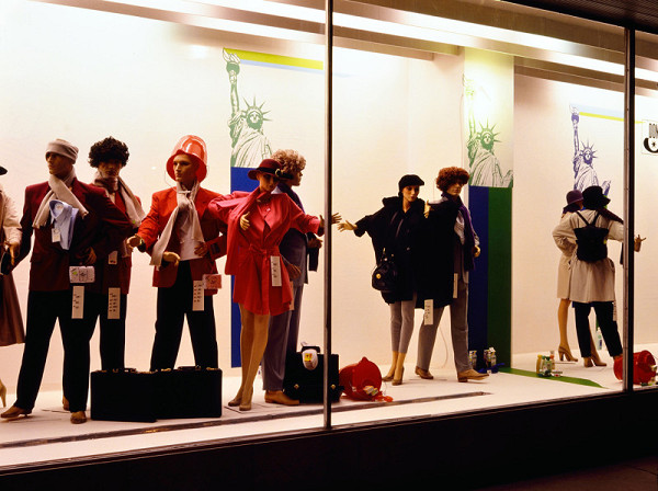 Milan Langer, Jaroslav Chmelík, Miroslav Podhrázský (fotograf) – Svoboda! New York (jaro?) IV, Výloha Módního domu DON v Hradci Králové 