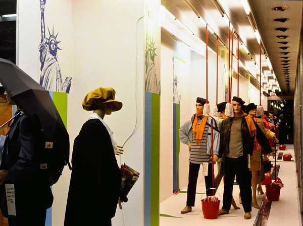 Milan Langer, Jaroslav Chmelík, Miroslav Podhrázský (fotograf) – Svoboda! New York (jaro?) V, Výloha Módního domu DON v Hradci Králové 