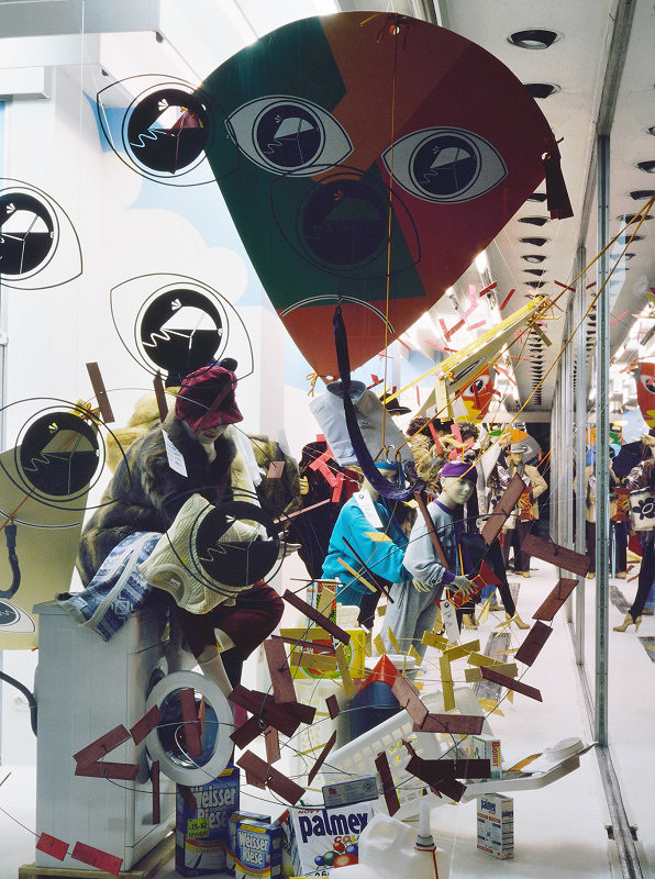 Milan Langer, Jaroslav Chmelík, Miroslav Podhrázský (fotograf) – Drakiáda (podzim) I, Výloha Módního domu DON v Hradci Králové 