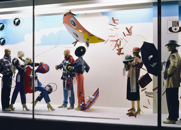 Milan Langer, Jaroslav Chmelík, Miroslav Podhrázský (fotograf) – Drakiáda (podzim) II, Výloha Módního domu DON v Hradci Králové 