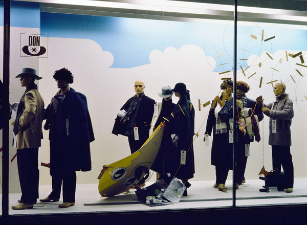 Milan Langer, Jaroslav Chmelík, Miroslav Podhrázský (fotograf) – Drakiáda (podzim) III, Výloha Módního domu DON v Hradci Králové 