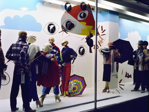 Milan Langer, Jaroslav Chmelík, Miroslav Podhrázský (fotograf) – Drakiáda (podzim) IV, Výloha Módního domu DON v Hradci Králové 