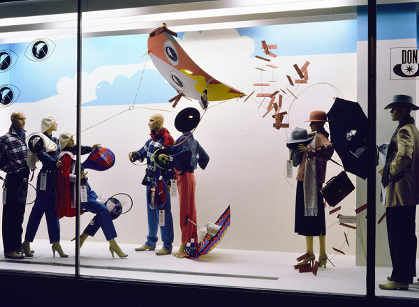 Milan Langer, Jaroslav Chmelík, Miroslav Podhrázský (fotograf) – Drakiáda (podzim) V, Výloha Módního domu DON v Hradci Králové 