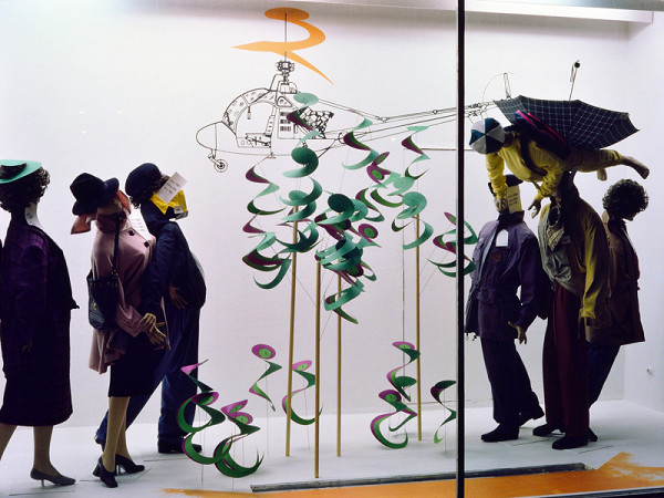 Milan Langer, Jaroslav Chmelík, Miroslav Podhrázský (fotograf) – Heliport (podzim?) I, Výloha Módního domu DON v Hradci Králové 