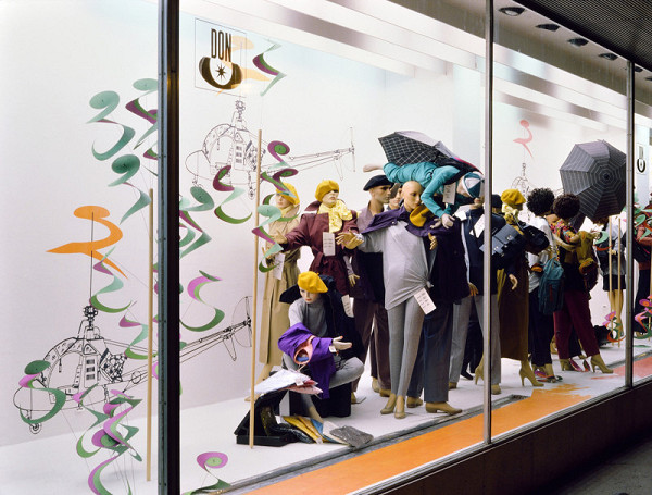 Milan Langer, Jaroslav Chmelík, Miroslav Podhrázský (fotograf) – Heliport (podzim?) II, Výloha Módního domu DON v Hradci Králové 